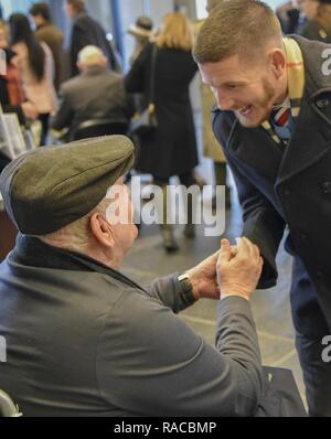 Ex U.S. Army Spc. Kenneth Stumpf, Medal of Honor destinatario e pensionati U.S. Marine Corps Cpl. William Kyle Carpenter, Medal of Honor destinatario, scambiare le monete durante la tradizionale Giornata inaugurale Medal of Honor la colazione presso la riserva degli ufficiali sede di associazione in DC di Washington, 20 gennaio 2017. Foto Stock