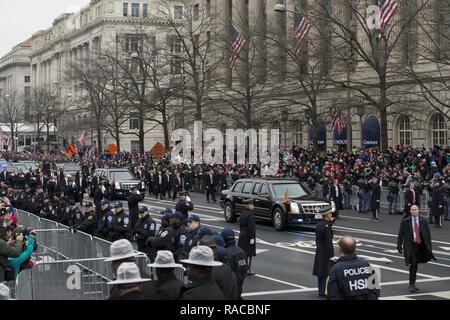 Stati Uniti Il servizio segreto veicoli formano un corteo di automobili per escort Presidente Trump lungo Pennsylvania Avenue durante la Parata inaugurale per il 58th inaugurazione presidenziale a Washington, 20 gennaio, 2017. Più di 5 mila militari provenienti da tutta tutti i rami delle forze armate degli Stati Uniti, inclusi quelli di riserva e la Guardia Nazionale componenti, forniti cerimoniale di supporto e sostegno per la difesa delle autorità civili durante il periodo inaugurale. Foto Stock