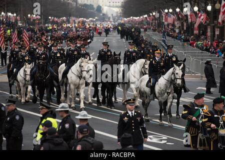 Stati Uniti I soldati assegnati al cassero plotone, 3° U.S. Reggimento di Fanteria (la vecchia guardia), marzo giù Pennsylvania Avenue durante le elezioni presidenziali Parata inaugurale in DC di Washington, 20 gennaio 2017. La sfilata è stata organizzata per celebrare l'inaugurazione della 45th Presidente del Presidente degli Stati Uniti, Donald Trump. Foto Stock