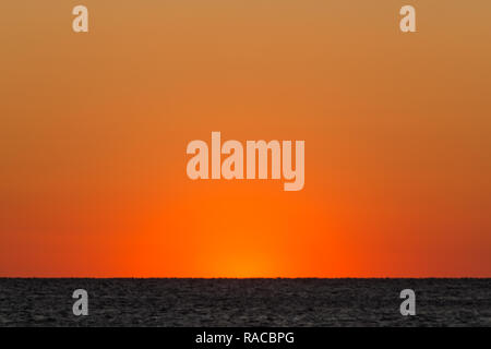 Capalbio, Italia. 02Jan, 2019. Tramonto sul mare sulla costa della Maremma in Toscana, Marina di Capalbio, il secondo giorno del nuovo anno Credito: Matteo Nardone/Pacific Press/Alamy Live News Foto Stock