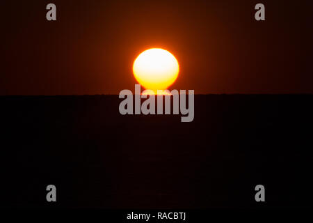 Capalbio, Italia. 02Jan, 2019. Tramonto sul mare sulla costa della Maremma in Toscana, Marina di Capalbio, il secondo giorno del nuovo anno Credito: Matteo Nardone/Pacific Press/Alamy Live News Foto Stock