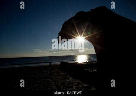Capalbio, Italia. 02Jan, 2019. Tramonto sul mare sulla costa della Maremma in Toscana, Marina di Capalbio, il secondo giorno del nuovo anno Credito: Matteo Nardone/Pacific Press/Alamy Live News Foto Stock