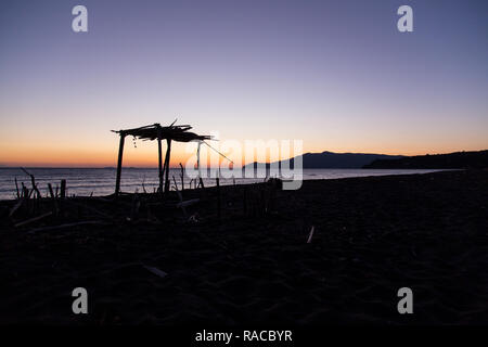 Capalbio, Italia. 02Jan, 2019. Tramonto sul mare sulla costa della Maremma in Toscana, Marina di Capalbio, il secondo giorno del nuovo anno Credito: Matteo Nardone/Pacific Press/Alamy Live News Foto Stock