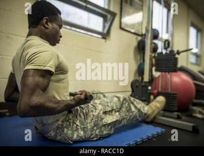 William Menso, U.S. Army reserve Private di prima classe da Norcross, Georgia con Charlie Company, 324segnale Expeditionary battaglione, lavora nell'335a comando di segnalazione (Teatro) headquarters building in East Point, Ga., Gennaio 21, 2017. Foto Stock