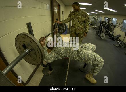 Stati Uniti La riserva di esercito Sgt. Christopher Duncan, di Columbus, Ga., macchie Pvt. 1. Classe Dunta Smith, una logistica specialista di alimentazione da Atlanta, come essi esercitano durante la pausa pranzo in palestra in 335a comando di segnalazione (Teatro) headquarters building in East Point, Ga., Gennaio 21, 2017. Entrambi i soldati sono con Charlie Company, 324Expeditionary battaglione del segnale. Foto Stock