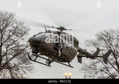 Un U.S. Esercito UH-72A Lakota con distacco 1, Alfa Company, 1-244, Sicurezza aerea e battaglione di supporto, D.C. La Guardia nazionale, terre al D.C National Guard Armory, Washington D.C., 19 gennaio 2017. L'equipaggio del UH-72A sono state eseguendo controlli attrezzatura prima del 58th inaugurazione presidenziale dove Trump sarà giurato-in come il quarantacinquesimo Presidente degli Stati Uniti. Il personale militare assegnato alla Joint Task Force D.C. sono per fornire la gestione del traffico, la gestione della folla, la sicurezza e la logistica di supporto durante il periodo di inaugurazione. (Guardia Nazionale Foto Stock