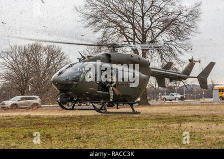 Un U.S. Esercito UH-72A Lakota con distacco 1, Alfa Company, 1-244, Sicurezza aerea e battaglione di supporto, D.C. La Guardia nazionale, terre al D.C National Guard Armory, Washington D.C., 19 gennaio 2017. L'equipaggio del UH-72A sono state eseguendo controlli attrezzatura prima del 58th inaugurazione presidenziale dove Trump sarà giurato-in come il quarantacinquesimo Presidente degli Stati Uniti. Il personale militare assegnato alla Joint Task Force D.C. sono per fornire la gestione del traffico, la gestione della folla, la sicurezza e la logistica di supporto durante il periodo di inaugurazione. (Guardia Nazionale Foto Stock