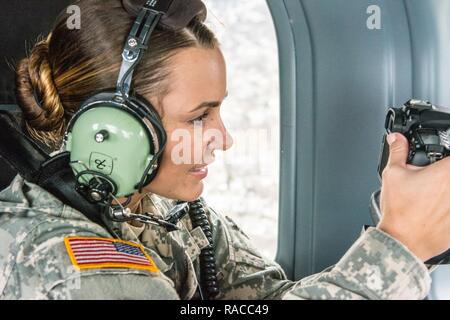 Stati Uniti Army Sgt. Tianna Waite da Portland Oregon, un emittente assegnato per la quarantunesima edizione della brigata di fanteria combattere la squadra, Oregon Guardia Nazionale, cattura video da un UH-72A Lakota, al di sopra di Washington D.C., Gennaio 19th, 2017. Waite era di catturare video di FedExField dove 3.500 guardie nazionali provenienti da tutto il paese sono stati giuramento come polizia speciale a sostegno del 58th inaugurazione presidenziale dove Trump presterà giuramento come il quarantacinquesimo Presidente degli Stati Uniti. 7.500 guardie nazionali da 44 membri, tre territori e il Distretto di Columbia assegnato alla Task Force congiunta a c.c. Foto Stock