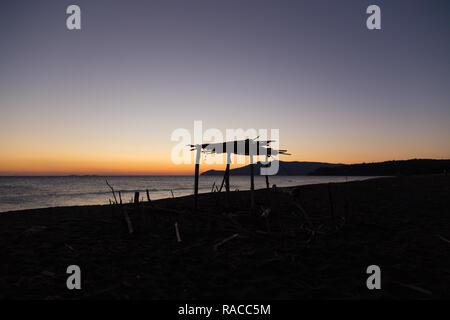 Capalbio, Italia. 02Jan, 2019. Tramonto sul mare sulla costa della Maremma in Toscana, Marina di Capalbio, il secondo giorno del nuovo anno Credito: Matteo Nardone/Pacific Press/Alamy Live News Foto Stock