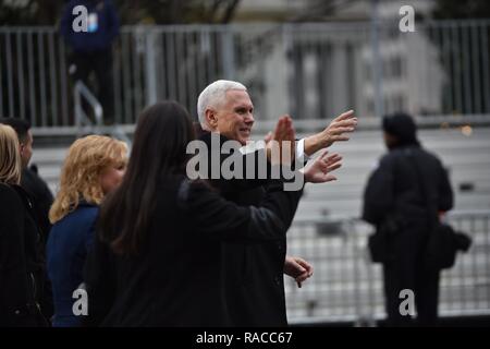 Vice Presidente Michael R. Pence onde per la folla durante la 58th Parata inaugurale a Washington, 20 gennaio, 2017. Più di 5 mila militari provenienti da tutti i rami delle forze armate degli Stati Uniti, inclusi quelli di riserva e la Guardia Nazionale componenti, forniti cerimoniale di supporto e sostegno per la difesa delle autorità civili durante il periodo inaugurale. Foto Stock