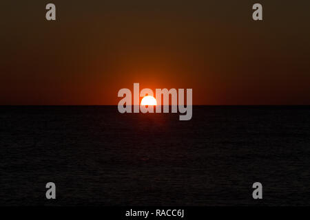 Capalbio, Italia. 02Jan, 2019. Tramonto sul mare sulla costa della Maremma in Toscana, Marina di Capalbio, il secondo giorno del nuovo anno Credito: Matteo Nardone/Pacific Press/Alamy Live News Foto Stock