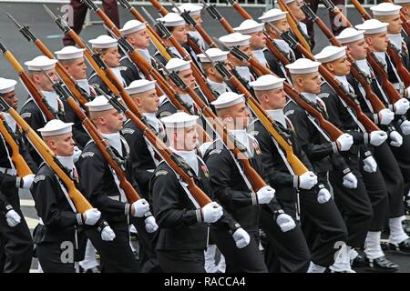 I marinai di U.S. Marina Escort presidenziale del plotone marzo giù Pennsylvania Avenue durante la 58th inaugurazione presidenziale a Washington, 20 gennaio, 2017. Il personale militare assegnato alla Joint Task Force - regione della capitale nazionale previsto cerimoniale militare di supporto e sostegno per la difesa delle autorità civili durante il periodo inaugurale. Foto Stock