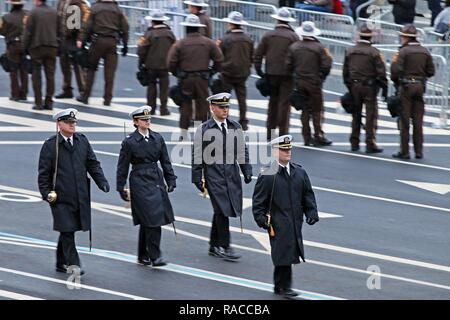 I marinai di U.S. Navy elemento personale marzo giù Pennsylvania Avenue durante la 58th inaugurazione presidenziale a Washington, 20 gennaio, 2017. Il personale militare assegnato alla Joint Task Force - regione della capitale nazionale previsto cerimoniale militare di supporto e sostegno per la difesa delle autorità civili durante il periodo inaugurale. Foto Stock