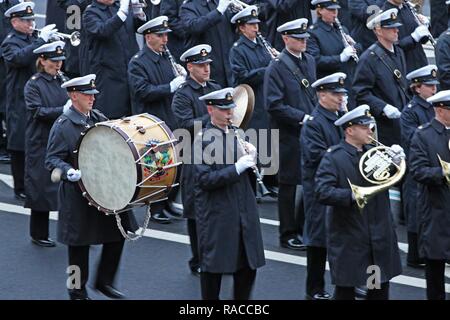 I marinai di U.S. Navy Band Marzo giù Pennsylvania Avenue durante la 58th inaugurazione presidenziale a Washington, 20 gennaio, 2017. Il personale militare assegnato alla Joint Task Force - regione della capitale nazionale previsto cerimoniale militare di supporto e sostegno per la difesa delle autorità civili durante il periodo inaugurale. Foto Stock