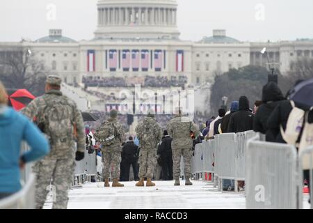 Florida guardie con la Task Force folla in stand by per assistere gli ospiti di lasciare l'inaugurazione presidenziale cerimonia presso il National Mall di Washington, D.C. Gen 20, 2017. Circa 7,900 soldati provengono da oltre 44 Stati è venuto a essere parte dell'evento. Foto Stock