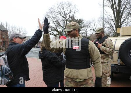 Spc. Keenan Reid, 273Polizia Militare Company, Distretto di Columbia Guardia nazionale, alta cinque un pedone su GEN21, 2017, Washington, D.C. Soldati e aviatori dal Distretto di Columbia Guardia Nazionale assistito con il controllo del traffico durante le donne di marzo. Foto Stock