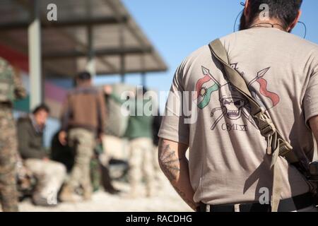 Un allenatore olandese passeggiate verso i soldati Peshmerga dopo una pausa nella formazione a Bnaslawa, Iraq, Gennaio 17, 2017. I Paesi Bassi sono uno dei tanti i partner della coalizione che sono parte della Combined Joint Task Force - Funzionamento inerenti risolvere la costruzione di capacità del partner missione dedicata alla formazione delle forze di sicurezza irachene. Combined Joint Task Force-Operation inerenti risolvere è la coalizione globale per sconfiggere ISIL in Iraq e la Siria. Foto Stock