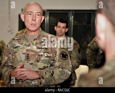 VICENZA, Italy-Commanding Tenente Generale Gen. Charles D. Luckey, U.S. La riserva di esercito di visite di comando 7a sostegno delle missioni militari di comando dal 2500th collegamento digitale il distacco e la società A, 457th gli affari civili battaglione, Gennaio 21, 2017. Foto Stock