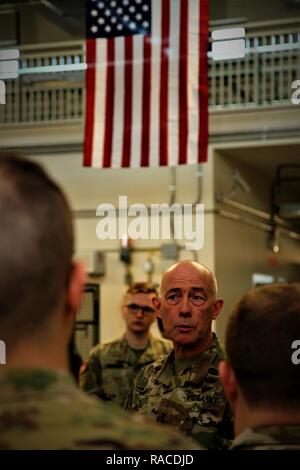 VICENZA, Italy-Commanding Tenente Generale Gen. Charles D. Luckey, U.S. La riserva di esercito di visite di comando 7a sostegno delle missioni militari di comando dal 2500th collegamento digitale il distacco e la società A, 457th gli affari civili battaglione, Gennaio 21, 2017. Foto Stock