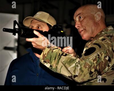 VICENZA, Italy-Commanding Tenente Generale Gen. Charles D. Luckey, U.S. Esercito comando Reserve dimostra come il fuoco di un fucile durante una visita a 7a sostegno delle missioni militari di comando dal 2500th collegamento digitale il distacco e la società A, 457th gli affari civili battaglione, Gennaio 21, 2017. Foto Stock