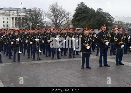 La banda dell'esercito degli Stati Uniti " Pershing la propria' marche passato U.S. Capitol durante la 58th inaugurazione presidenziale, Washington D.C., 20 gennaio, 2017. Più di 5 mila militari provenienti da tutta tutti i rami delle forze armate degli Stati Uniti, inclusi quelli di riserva e la Guardia Nazionale componenti, forniti cerimoniale di supporto e sostegno per la difesa delle autorità civili durante il periodo inaugurale. Foto Stock