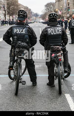 Le forze dell'ordine locali guard Pennsylvania Avenue durante la Parata inaugurale per il Presidente Trump a Washington, 20 gennaio, 2017. Più di 5 mila militari provenienti da tutta tutti i rami delle forze armate degli Stati Uniti, inclusi quelli di riserva e la Guardia Nazionale componenti, forniti cerimoniale di supporto e sostegno per la difesa delle autorità civili durante il periodo inaugurale. Foto Stock