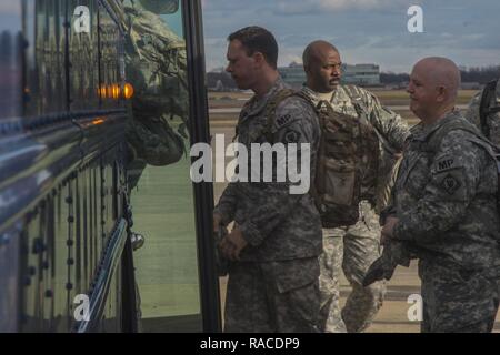 La Mississippi esercito nazionale i membri di guardia a bordo di un autobus a base comune Andrews, Md., Gennaio 18, 2017. Circa 400 Air Force esercito e guardie da circa gli Stati Uniti sono arrivati in aereo per assistere nella prossima inaugurazione. Foto Stock