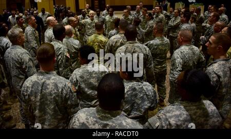 Col. John E. Trunzo, direttore della logistica, Delaware la Guardia Nazionale si radunano le truppe per la Welcome home cerimonia dell ex Vice presidente Joe Biden e sua moglie dott.ssa Jill Biden presso il centro di Chase sul lungofiume, Wilmington, DE. Circa 100 aviatori e soldati del Delaware la Guardia Nazionale lungo di dignitari e sostenitori si rivelò a sostegno di questo evento, gen. 17. 2017. Foto Stock