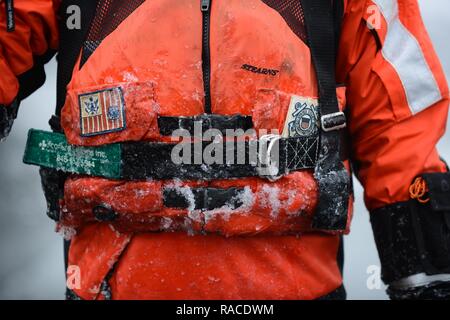 Forme di ghiaccio sull'ingranaggio di un salvataggio di ghiaccio membro del team, Mercoledì, 11 gennaio 2017, in Burlington, Vermont. I membri del team indossare strati multipli di abbigliamento termico e una muta stagna al fine di stare al caldo mentre si lavora a temperature di congelamento. Foto Stock