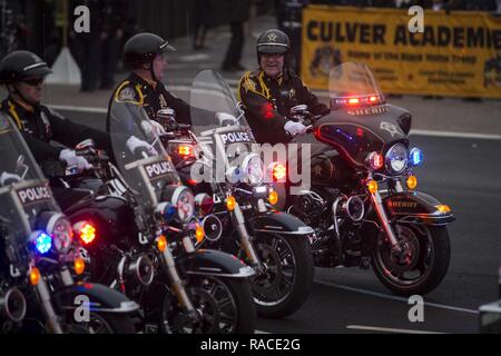 La Indianapolis Metropolitan Police motociclo Drill Team mette in pausa prima di cavalcare giù lungo Pennsylvania Avenue durante la Parata inaugurale per Trump come il quarantacinquesimo Presidente degli Stati Uniti in Washington, 20 gennaio, 2017. Più di 5 mila militari provenienti da tutta tutti i rami delle forze armate degli Stati Uniti, inclusi quelli di riserva e la Guardia Nazionale componenti, forniti cerimoniale di supporto e sostegno per la difesa delle autorità civili durante il periodo inaugurale. Foto Stock