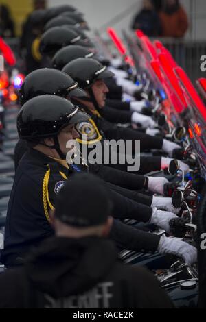 La Indianapolis Metropolitan Police motociclo Drill Team mette in pausa prima di cavalcare giù lungo Pennsylvania Avenue durante la Parata inaugurale per Trump come il quarantacinquesimo Presidente degli Stati Uniti in Washington, 20 gennaio, 2017. Più di 5 mila militari provenienti da tutta tutti i rami delle forze armate degli Stati Uniti, inclusi quelli di riserva e la Guardia Nazionale componenti, forniti cerimoniale di supporto e sostegno per la difesa delle autorità civili durante il periodo inaugurale. Foto Stock