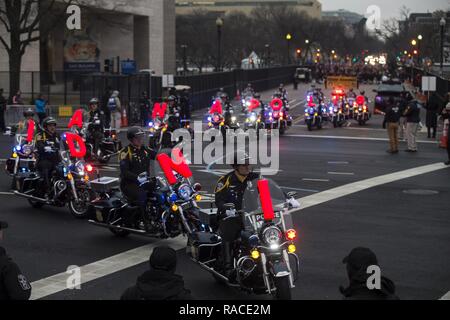 La Indianapolis Metropolitan Police motociclo Drill Team mette in pausa prima di cavalcare giù lungo Pennsylvania Avenue durante la Parata inaugurale per Trump come il quarantacinquesimo Presidente degli Stati Uniti in Washington, 20 gennaio, 2017. Più di 5 mila militari provenienti da tutta tutti i rami delle forze armate degli Stati Uniti, inclusi quelli di riserva e la Guardia Nazionale componenti, forniti cerimoniale di supporto e sostegno per la difesa delle autorità civili durante il periodo inaugurale. Foto Stock