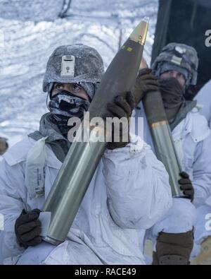 Paracadutisti assegnato alla batteria alfa, 2° Battaglione, 377 campo paracadute reggimento di artiglieria, quarta brigata di fanteria combattere Team (airborne), XXV divisione di fanteria, U.S. Esercito di Alaska, sit pronto con 105mm alto esplosivo turni durante M119A2 105mm obice live formazione antincendio a base comune Elmendorf-Richardson, Alaska, Gennaio 19, 2017. I paracadutisti hanno affinato le loro abilità di conduzione di fuoco vivo missioni in temperature sotto zero. I soldati del 4/24 IBCT appartengono al solo American airborne brigade nel Pacifico e sono addestrati per eseguire le manovre di volo in condizioni di freddo intenso/alta altitudine e Foto Stock