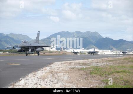 Un volo di quattro STATI UNITI Air Force F-16 Fighting Falcon da Minnesota Air National Guard il 148th Fighter Wing sono in rullaggio a posti auto sulla rampa a base comune Harbor-Hickam perla, Hawaii, 20 gennaio, 2017. Questo è il primo Impianto Sentry Aloha del nuovo anno. Foto Stock