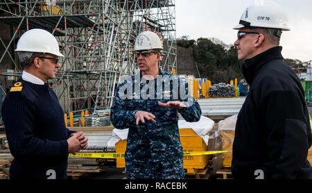 YOKOSUKA, Giappone (GEN. 23, 2017) posteriori Adm. Charles Williams, commander, Task Force 70, e Capt. Buzz Donnelly, comandante della Marina è solo distribuita portaerei USS Ronald Reagan (CVN 76), discutere le operazioni di carrier con la Commodore Andrew Betton, Comandante vettore aereo del Regno Unito Strike gruppo, sul ponte di volo. Ronald Reagan, ammiraglia della CSG 5, fornisce un combattimento-pronto forza che protegge e difende la collettiva degli interessi marittimi dei suoi alleati e partner in Indo-Asia-regione del Pacifico. Foto Stock