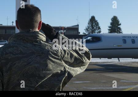 Stati Uniti Air Force Col. Steven Horton, 52nd Fighter Wing vice comandante, rende un omaggio come gen. Tod Wolters, U.S. Forze aeree in Europa e Forze Aeree Africa commander, arriva a Buechel Air Base, Germania, gennaio 19, 2017. Wolters visitato Buechel AB come parte di un tour di familiarizzazione del geograficamente separate unità in tutto il USAFE-AFAFRICA teatro. Foto Stock