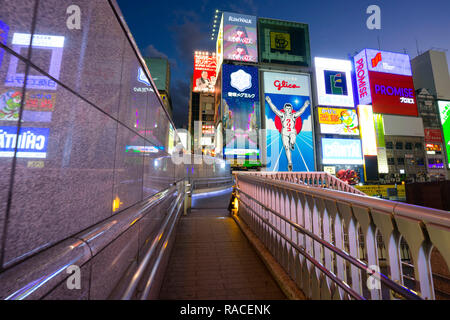 Uomo Glico Billboard con il tramonto del sole.Glico uomo tabellone è uno di Osaka il punto di riferimento in Dotonbori,Giappone. Foto Stock