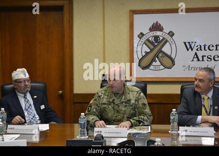 Watervliet Arsenal Commander Col. Giuseppe Morrow, Centro briefing New York American Legion Commander John Sampson, sinistra, mentre l'Arsenal vice Comandante Joseph Turcotte guarda a. Sampson ha girato l'Arsenal Gen 19, 2017 Foto Stock