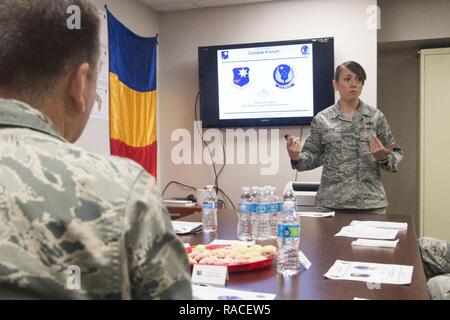 Master Sgt. Sarah Balian, 818th Mobility Support Advisory Squadron air advisor, dà una lingua francese lezione per il Mag. Gen. Christopher J. Bence, U.S. Aria forza expeditionary comandante del centro, durante un tour della contingenza 621st ala risposta a base comuneGuire-Dix Mc-Lakehurst, N.J., 23 gennaio 2017. I consulenti di aria sono addestrati e fluente in Francese grazie alla loro costruzione di capacità del partner missione il supporto di più di venti paesi in Africa. Foto Stock