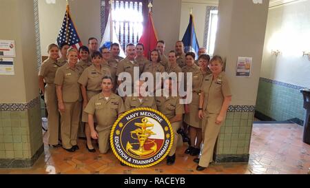 SAN ANTONIO (GEN. 20, 2017) gli ufficiali e i capi dal Navy Reserve-Navy medicina educazione e formazione di comando (NR-NMETC) pongono in medicina della Marina dell'istruzione, della formazione e della logistica il comando (NMETLC) sede durante la tre giorni di simposio di leadership. NR-NMETC è un echelon 4 comando che riporta direttamente a NMETLC e treni Marina riserva medicina medici, infermieri, amministratori e corpsmen in tutto il paese. Foto Stock