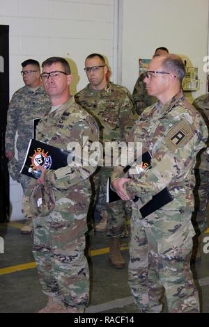 Col. Sarà Duvall, Capo del personale (anteriore sinistro), e il comando Sgt. Principali Jeffery Dillingham (anteriore destro), entrambi della prima divisione dell esercito occidentale, ricevere un briefing del personale durante il loro tour della Iowa Guardia Nazionale il supporto del Centro di formazione, in corrispondenza del giunto manovra Training Center, Johnston, Iowa. Circa trenta membri dell'U.S. Dell'esercito forza totale - Servizio attivo, U.S. La riserva di esercito e guardia nazionale - ha incontrato Gen 18-19, al Camp Dodge manovra comune centro di formazione, di prendere parte a una totale regionale Conferenza dell'esercito. I funzionari hanno discusso i problemi attuali e in che modo possono aiutare a sincronizzare trainin Foto Stock