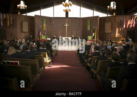 ARLINGTON, VIRGINIA (GEN. 18, 2017) Flotta Master Chief per Manpower, Personale, Formazione e istruzione (MPT&E) Aprile Beldo si ritira in una cerimonia presso il Fort Meyer Memorial Chapel in Arlington, Virginia Beldo servito più di 33 anni nella Marina Militare. Foto Stock