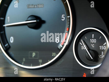Indicatore della temperatura del liquido di raffreddamento e tahometer su un cruscotto dell'automobile. Auto dettagli interni. Vista ravvicinata Foto Stock