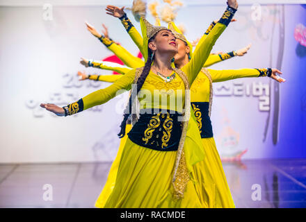 I ballerini dell'esemplare ensemble coreografico Sholpan si esibiscono al festival di Maskdance tenutosi ad Andong in Corea del Sud Foto Stock