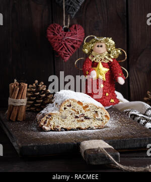 Il Natale lo Stollen la torta con lo zucchero a velo, marzapane e uvetta, close up Foto Stock