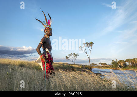 Ritratto di un Samburu elemento tribale, Ewasi Ngiro River, abbigliamento tradizionale, Kenya, Africa orientale, Africa Foto Stock