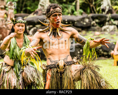 Danza tradizionale eseguita in costume di cerimoniale in Hatiheu, Nuku Hiva Isola, Marquesas, Polinesia francese, South Pacific Pacific Foto Stock