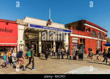 Una scena di strada nel quartiere di South Kensington, London, England, Regno Unito, Europa Foto Stock