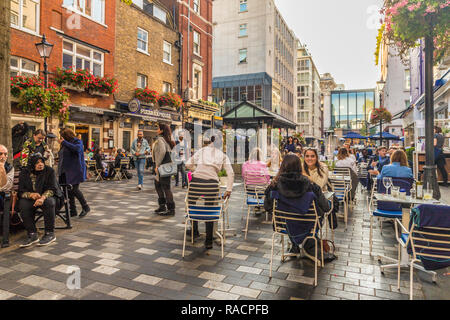 St. Christopher's Place, una strada pedonale dello shopping, in Marylebone, London, England, Regno Unito, Europa Foto Stock