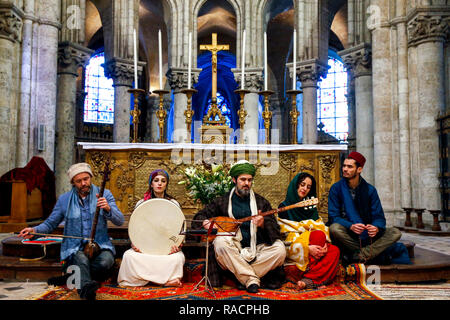 Musica Sufi banda a musulmano sufi di nozze in San Nicolas chiesa cattolica, Blois, Loir-et-Cher, Francia, Europa Foto Stock